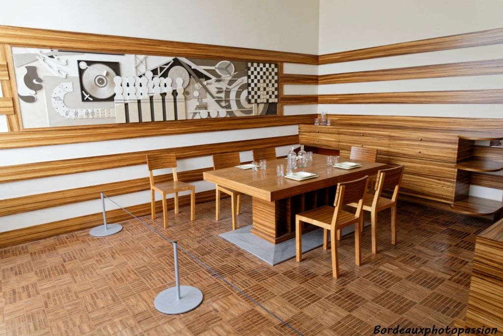 Attenante à la salle à manger des parents, la salle à manger des enfants est bien plus accueillante. Table et chaises sont d'origine.